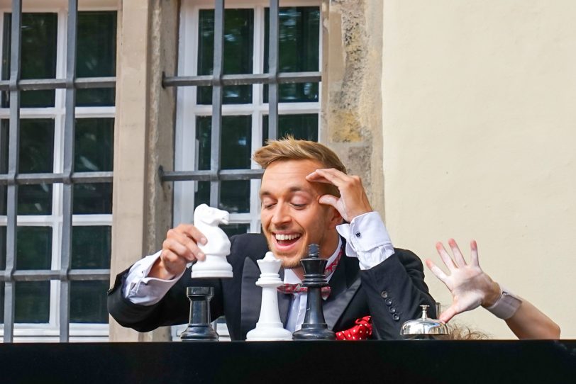 Zirkustheater „elabö“ im Hof von Schloss Strünkede zeigt das Stück „Schachmatt“