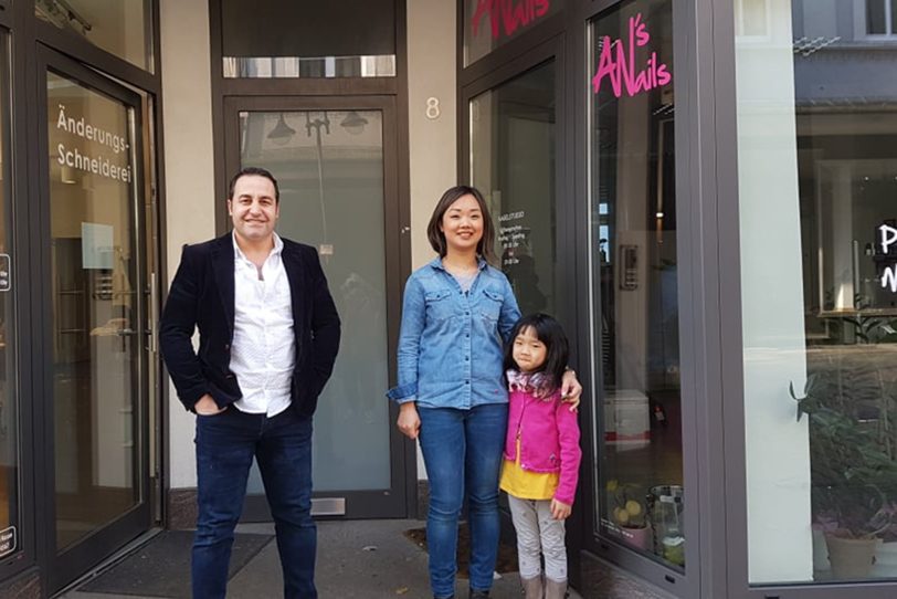 Hasan Hetham (Änderungsschneiderei) und Frau Pham (Nagelstudio AnsNails) nähen Mundschutze in Zeiten von Corona.