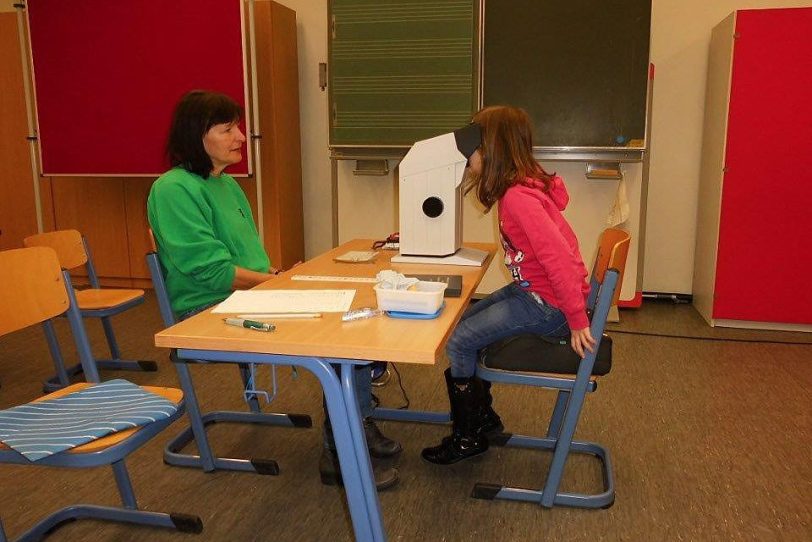 Christel Uhlmann (li) beim Sehtest mit einer Grundschülerin.