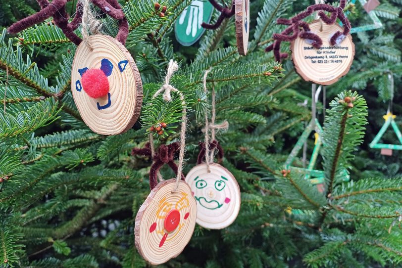 Kinder aus 13 Kitas haben den weihnachtlichen Schmuck für die Tannenbäume der Bahnhofstraße gebastelt.