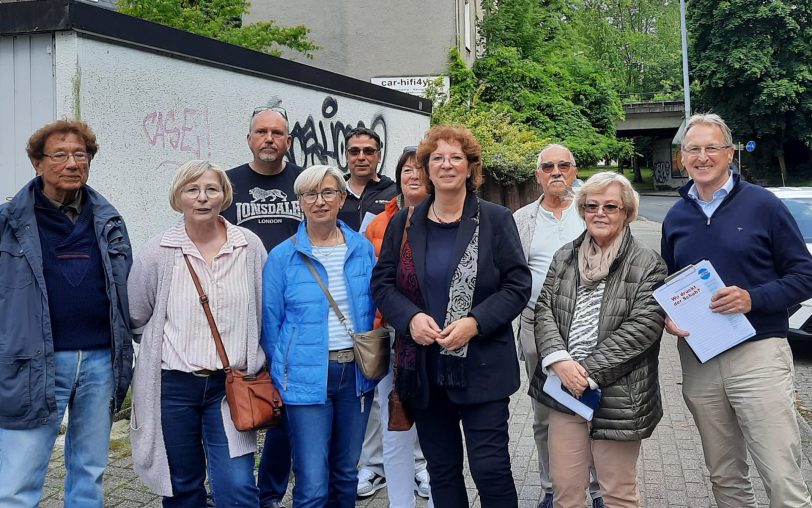 Die CDU Sodingen schaute sich zusammen mit OB-Kandidatin Bettina Szelag (4.v.r.) die aus Sicht der Anwohner und der Partei gefährliche Verkehrssituation an der Sodinger Straße nahe der Autobahnabfahrt an.