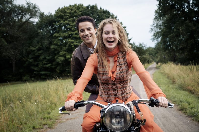 Sophie (Alicia von Rittberg) und James (Kostja Ullmann), Sohn des Butlers ihrer Eltern, sind frisch verliebt.