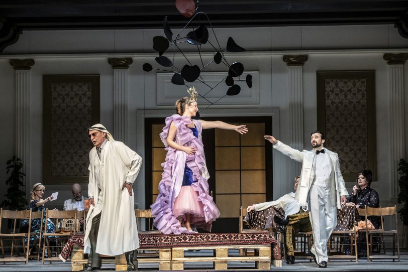 Mit Jacques Offenbachs Operette „Auf Ihr Wohl, Herr Blumenkohl!“ verabschiedet die Aalto-Oper das Jahr 2021.