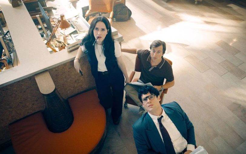 Ein Journalisten-Trio des „Daily Planet“ setzt sich mit den Plänen Luthors auseinander (v.l.): Lois Lane (Rachel Brosnahan), Jimmy Olsen (Skyler Gisondo) und Clark Kent (David Corenswet).