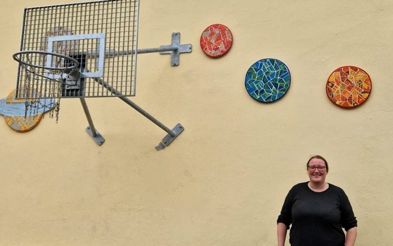 Künstlerin Emily Kunze half beim Sonnensystem aus Mosaik-Teilchen.