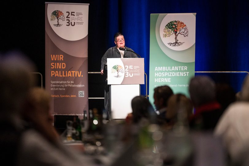 30 Jahre Palliativstation und 25 Jahre Ambulanzer Hospizdienst: Bei der Jubiläumsveranstaltung im Kulturzentrum sprach Pfarrerin Claudia Reifenberger, Superintendentin des Kirchenkreises Herne, ein rührendes Grußwort.