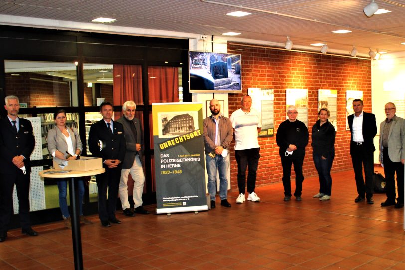 Polizeispitze beim Besuch der Ausstellung: 'Unrechtsort - Polizeigefängnis 1933 - 45'.