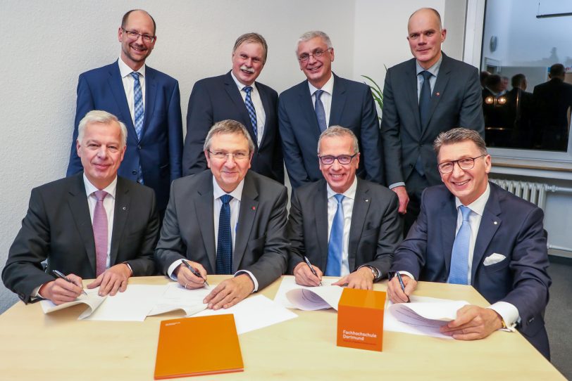 Vertragsunterzeichnung für die Stiftungsprofessur an der FH-Dortmund.