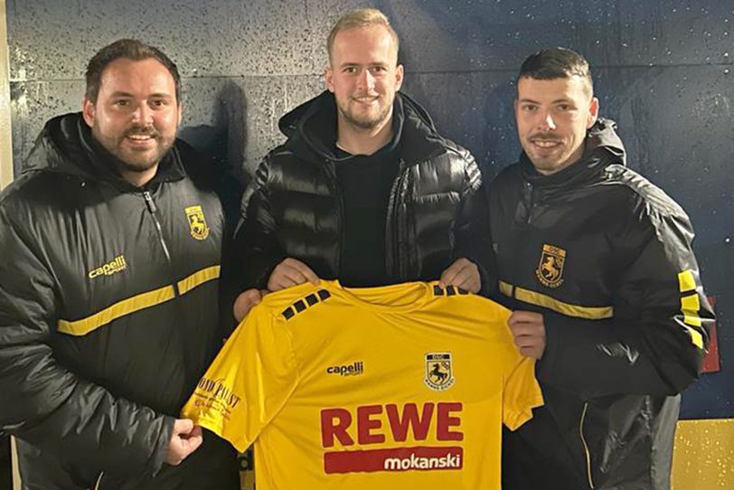 Sie wollen langfristig gemeinsam etwas aufbauen: Dustin Blum (M.) mit den Trainern des DSC Wanne-Eickel Pascal Beilfuß (re.) und Davide Basile.