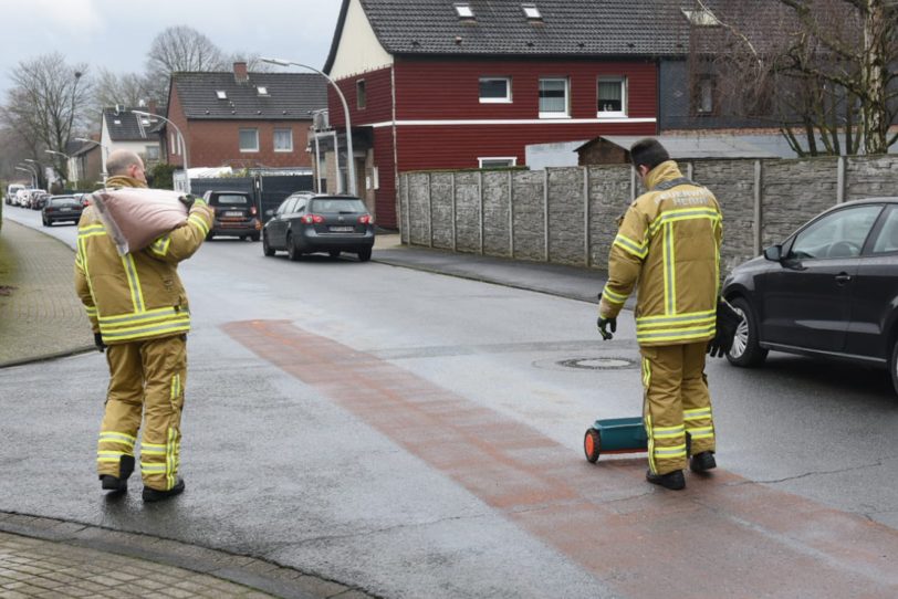 Feuerwehr Einsatz am Südpool wegen eines Ölteppichs.