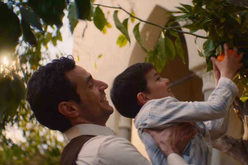 Sharif (Adam Bakri) und sein Sohn Salim (Salah Aldeen Mai) 1948 in ihrem Orangenhain in Jaffa.