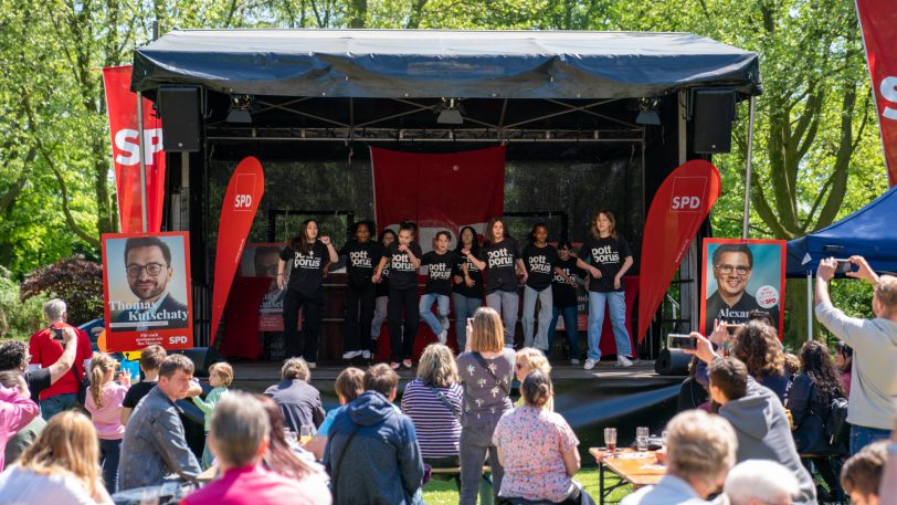 Das traditionelle SPD-Familienfest im Herner Schlosspark fand am Sonntag (8.5.2022) nach zweijähriger Pause wieder statt.  im Bild: Tänzer von Pottporus.