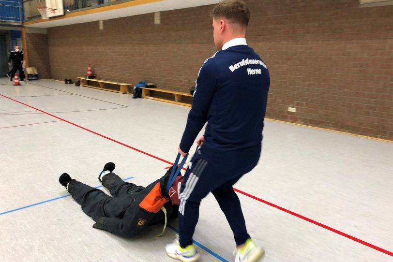 Bewerber der Feuerwehr bei dem Sporttest.