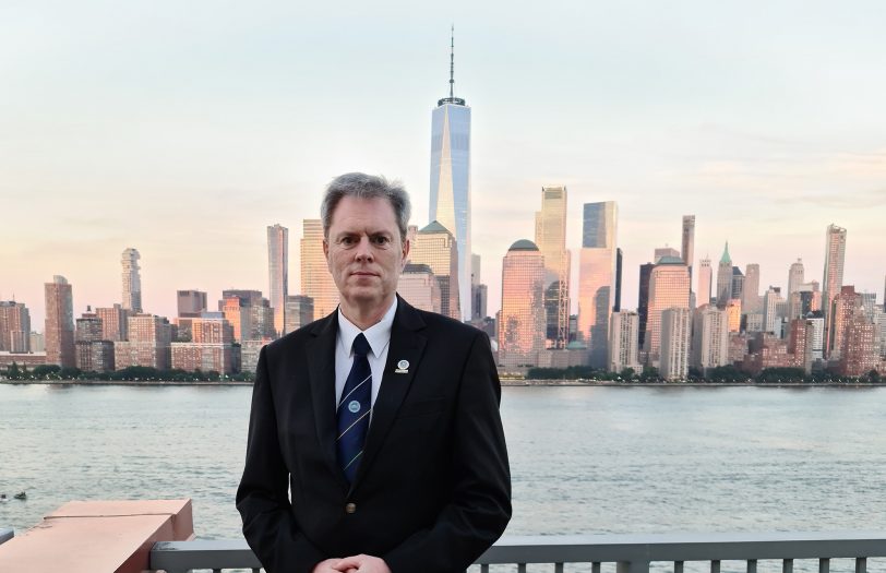 Roland Jensen vor der Skyline von Manhattan.