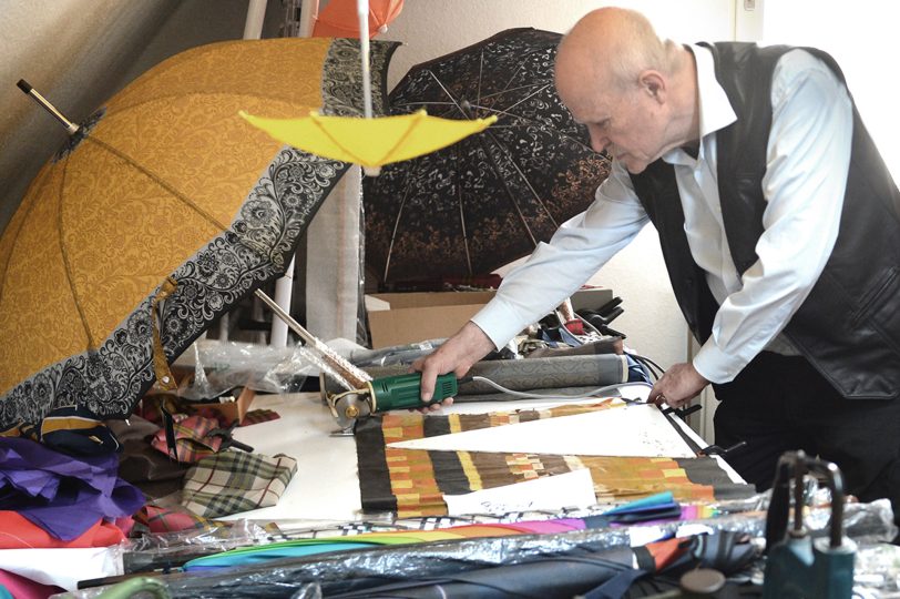 Präzision ist beim Schneiden des edlen Schirmstoffes angesagt: Schirmmeister Willy Schüffler am Schneidetisch.