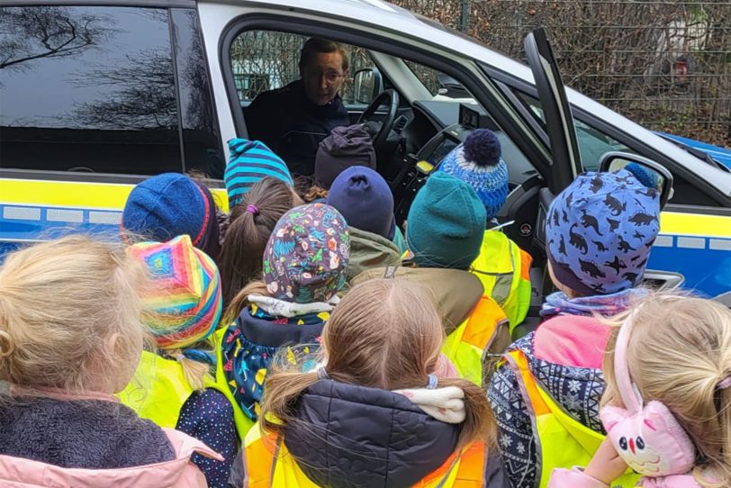 Einmal ein Polizeiwagen von innen sehen, fanden die Kinder sehr spannend.