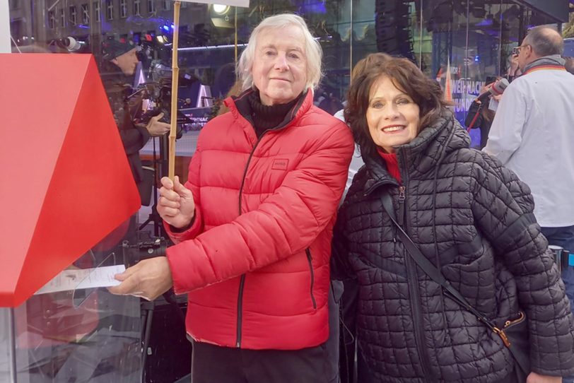 Vertreterinnen des Herner Künstlerbundes übergaben eine Spende an die Aktion Weihnachtswunder.