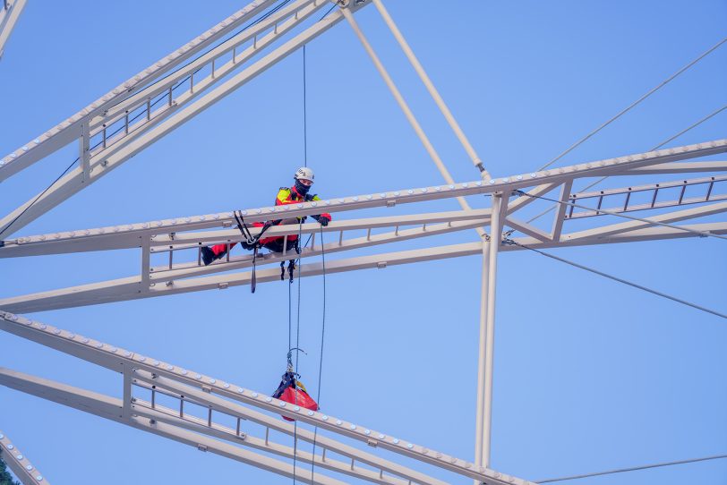 Die Höhenretter sind seit 25 Jahren im Einsatz: Hier bei einer Übung beim Riesenrad am Cranger Weihnachtszauber.