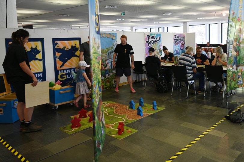 Spiele spielend erleben. Besucher nutzten die Möglichkeit, die verschiedenen Spiele beim SpieleWahnsinn auszuprobieren.