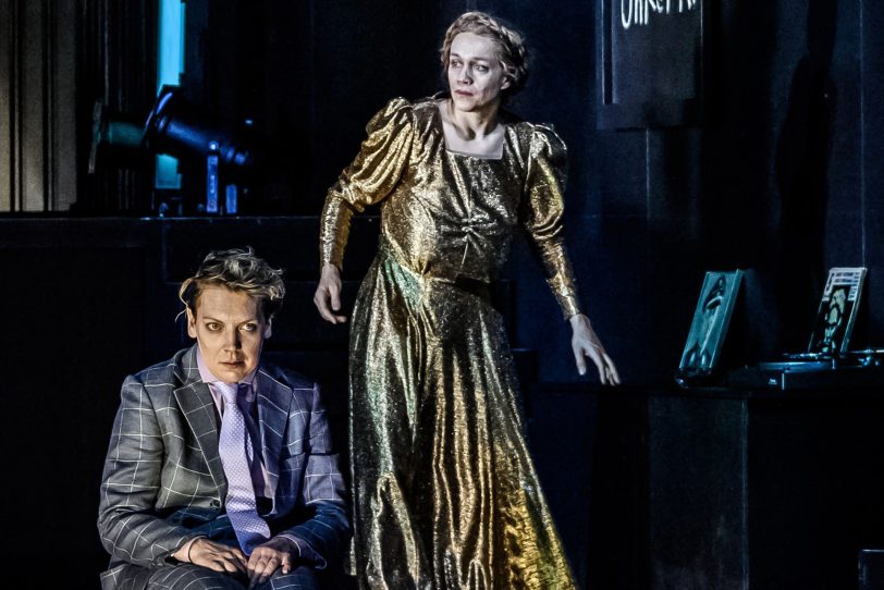 Maja Beckmann und Angelika Richter in Die Übriggebliebene“ in Hamburg.