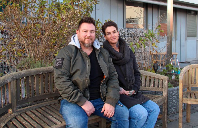 Auf der winterlichen Terrasse der Palliativstation: Sascha Giersch mit seiner Frau, Wiebke Cords.