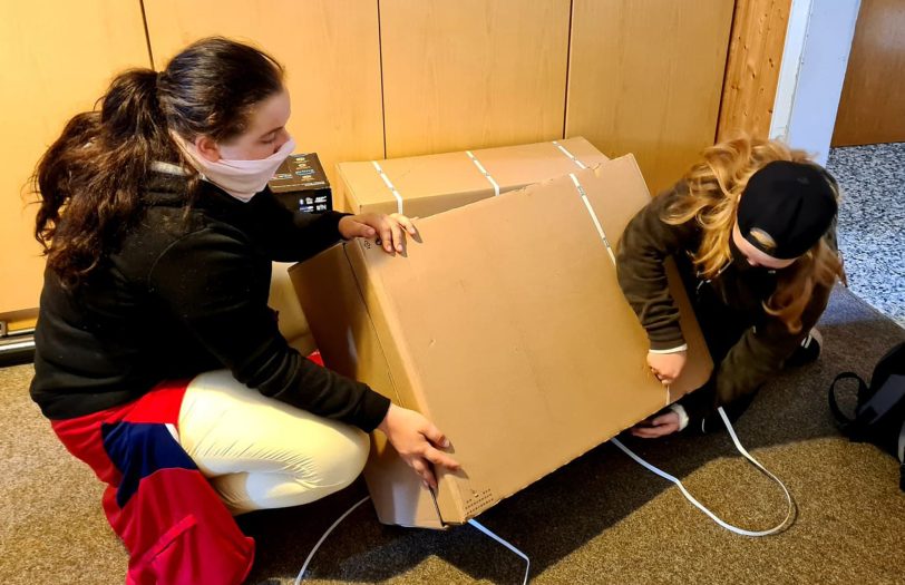 Die Kinder beim Auspacken der Geschenke.