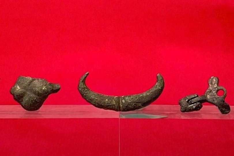 Das Buntmetall entstammt dem Mittelalter und wurde im Rahmen der Forschungen zur Fuchsspitze und Burgstätte bei Datteln gefunden.