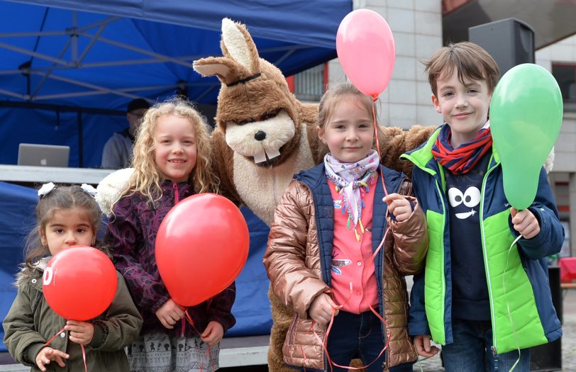v.l. Helda (3), Malia (6), Lilly (6), und Max (7) mit dem Oster-DJ in ihrer Mitte.