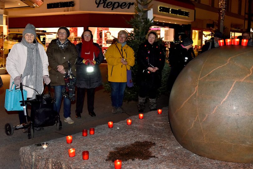 Lichterkette zum internationalen Tag - Gegen Gewalt an Frauen.