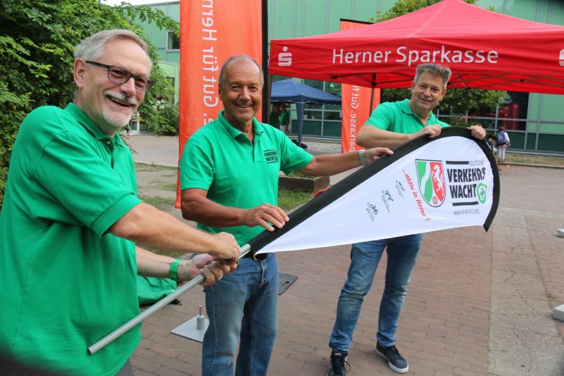 Schulanfangsaktion der Verkehrswacht Wanne-Eickel, der Polizei und den HCR an der Grundschule &quot;Schillerschule&quot;.