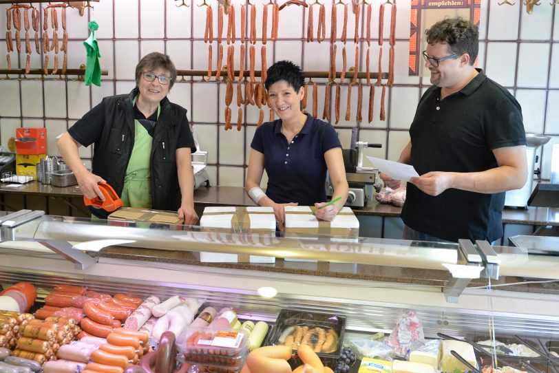 v.l. Verkäuferin Sabine Valtin, Jasmin Mehle, Metzgermeister Christian Mehle verpacken die Ware für den Versand.