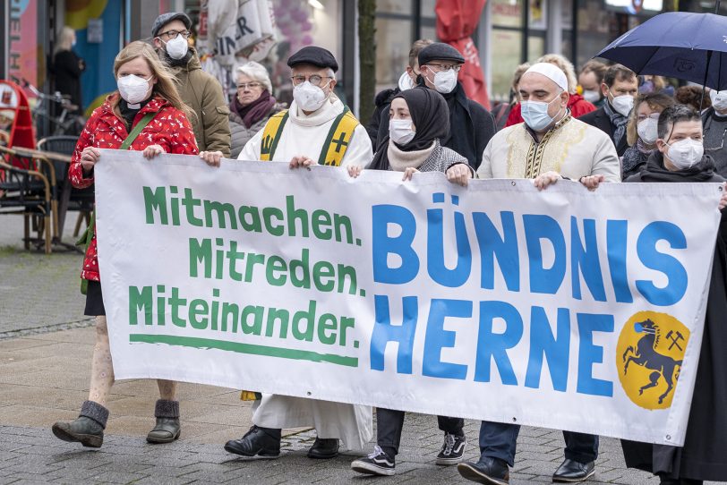 Friedensgebet an der Kreuzkirche in Herne (NW), am Samstag (22.01.2022). Seit einigen Wochen haben sich das Bündnis Herne, die Schirme gegen Rechts, die katholische Kirchengemeinde St. Dionysius, die Islamische Gemeinde Röhlinghausen und die evangelische Kreuz-Kirchengemeinde zusammengeschlossen, um ein Zeichen für ein solidarisches Miteinander in der Pandemie zu setzen und den Opfern der Pandemie zu gedenken.