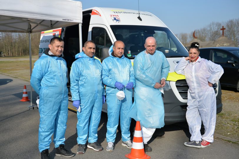 Das Team der  Firma HospiTrans führt am Testzentrum auf dem Cranger Kirmes Platz schnell und kompetent die Bürgertests durch.