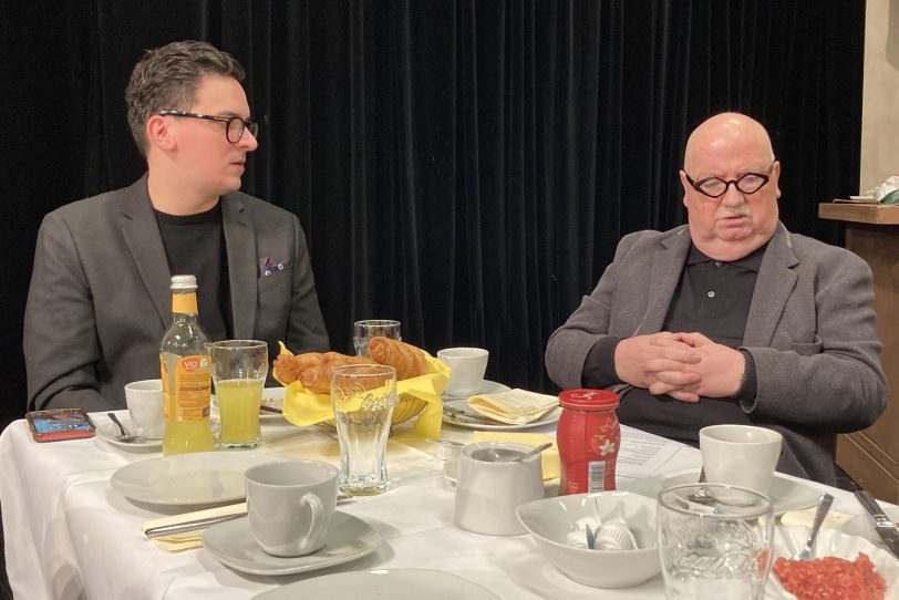 Theaterdirektor Marvin Boettcher und Prinzipal Christian Stratmann blickten beim Pressefrühstück auf der Mondpalast-Bühne auf 20 höchst erfolgreiche Jahre zurück.