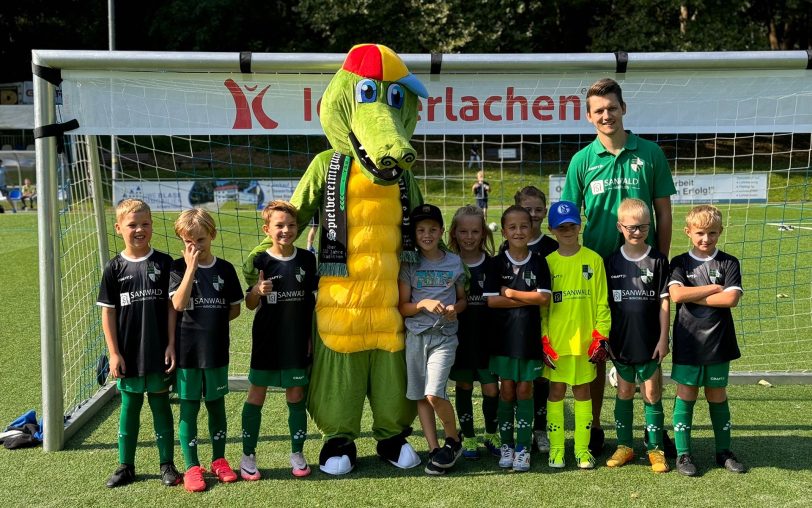 Diese Kids sind schon da, sie suchen aber noch Unterstützung: Die SpVgg Röhlinghausen lädt die Jahrgänge 2017 bis 2020 zu einem Probetraining im Fußball ein.