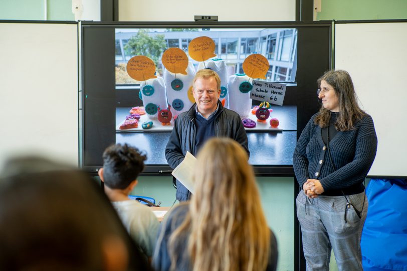 Die Siegerehrung im Schüler-Wettbewerb „Spucke als Superkraft“ stand an.