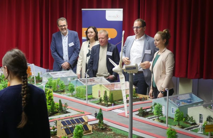 Vorstellung der Smart City: v.l.n.r. Ralf Symior (Techniklehrer an der Realschule Strünkede), Ulrike Vogt (Schulleiterin der Realschule Strünkede), Andreas Merkendorf (Dezernent der Stadt Herne), Dr. Dominik Paul (Abteilungsleiter MKW) und Anna Zeidler (Leiterin des zdi-Netzwerk MINT.HERne).