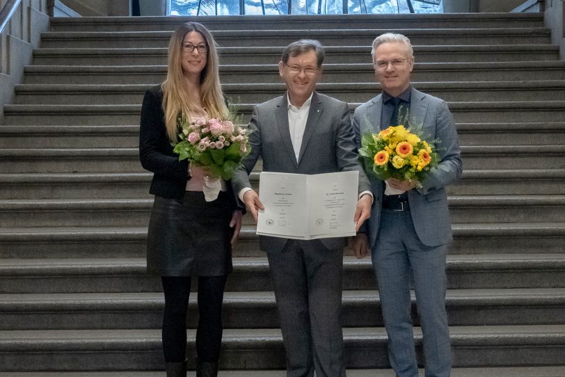 Oberbürgermeister Dr. Frank Dudda übergab die Bestellungsurkunden an Stephanie Jordan (li.) und Dr. Frank Burbulla (re.).