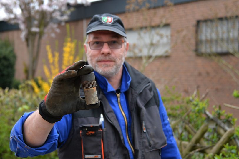 Volker Lenz mit dem Heckzünder der amerikanische Fliegerbombe.