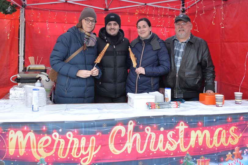 Waffeln am Stiel gab es am Stand der SPD: 4. Adventsmarkt in Altenhöfen am Samstag (30.11.2024).