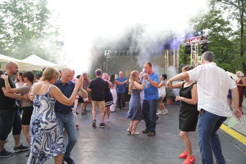 Die Besucher werden wieder moderne Salsa-Rhythmen auf das Schlosshof-Parkett legen.