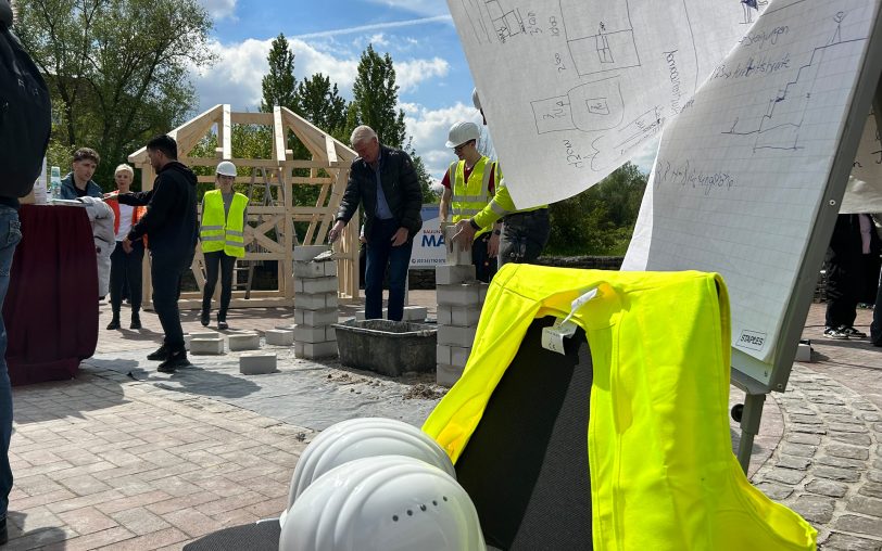 Draußen vor den Flottmann-Hallen wurde ein kleines Holzhaus zusammengezimmert.