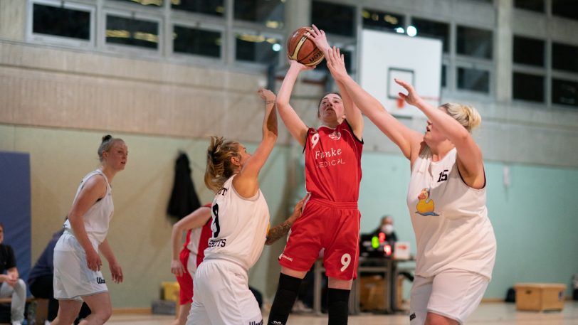 Die Ruhrpott Baskets Herne gewinnen das Spitzenspiel gegen den BSV Wulfen mit 65:42.