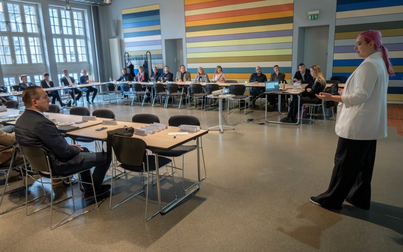 Bei der Sitzung vom Bündnis für Arbeit ist Künstliche Intelligenz (KI) das Thema. Dr. Steffi Kohl (re.) stellte die ELSA-Methode vor.