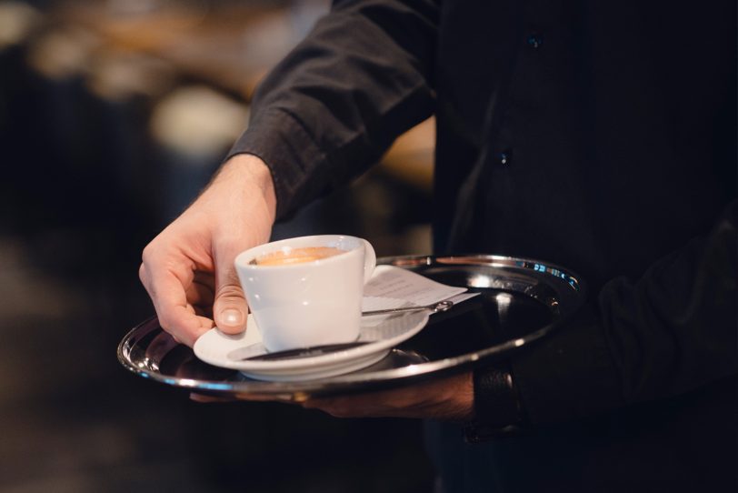 Azubis im Gaststätten-Gewerbe – Küche, Service, Rezeption – erhalten ab August 50 Euro mehr an Ausbildungsvergütung.