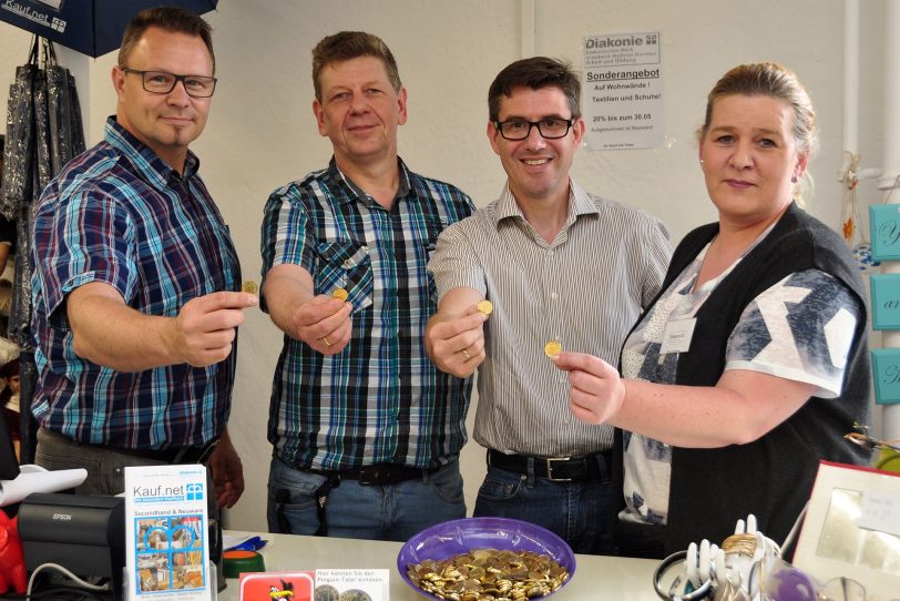 v.l. Kauf.net Bereichsleiter Marco Bensberg, Kauf.net Herne Leiter Michael Pigge, Marco Petzokat Geschäftsinhaber der Pinguin Apotheke, Kauf.net Mitarbeiterin Anke Vandersee.