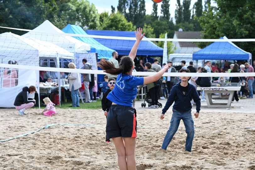 Besucher des Kanalfestes bei einer Partie Beachball.