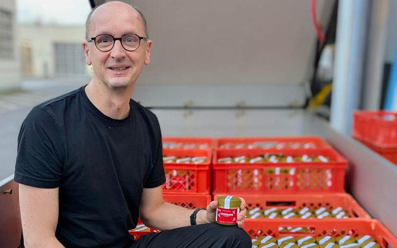 Imker Christian Kolbe präsentiert den 