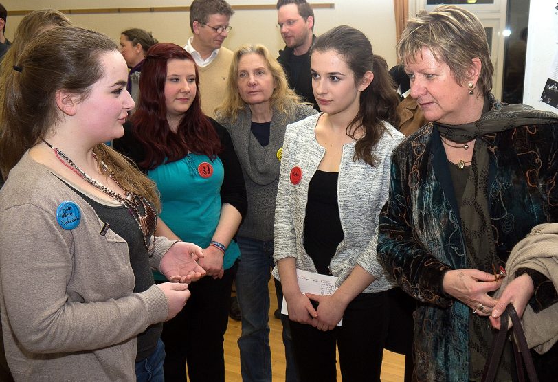 Ministerin Löhrmann im Gespräch mit Schülerin Jule Schröder (links).