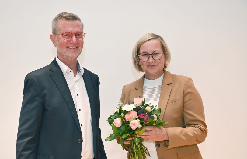 Die Hochschulwahlversammlung der FH Dortmund hat Prof. Dr. Tamara Appel (2.v.l.) zur neuen Rektorin gewählt. Guido Baranowski, Vorsitzender des Hochschulrats, gratuliert ihr.